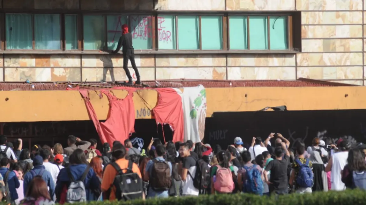 Vandalizan Rectoría de la UNAM 