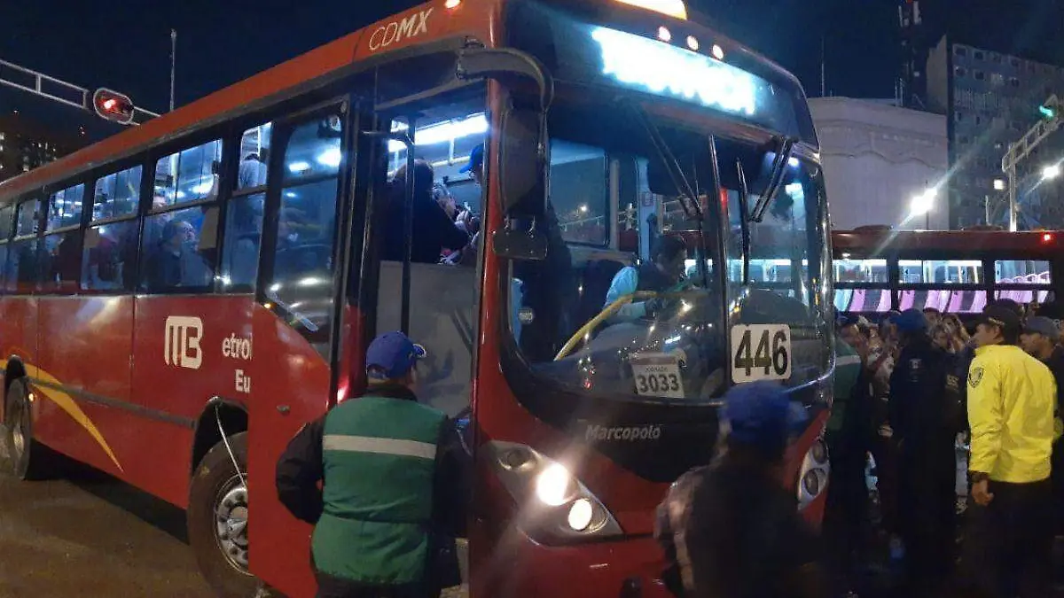 Choque entre dos unidades del Metrobús en Reforma deja varios lesionados