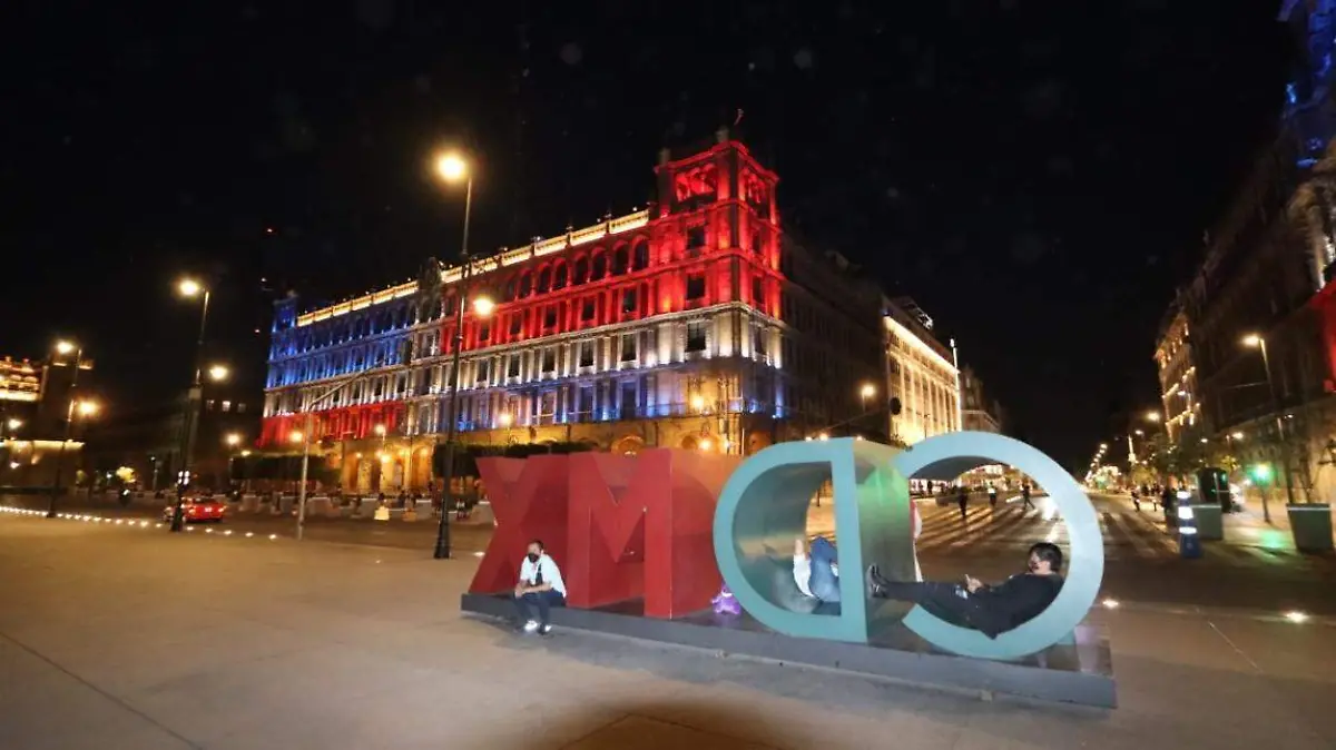 CDMX iluminado con los colores República Dominicana