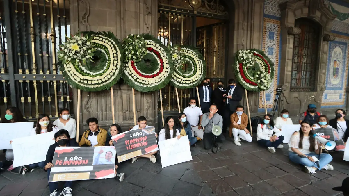 Oposición coloca ofrenda para víctimas de la L12 en palacio de gobierno de la CDMX