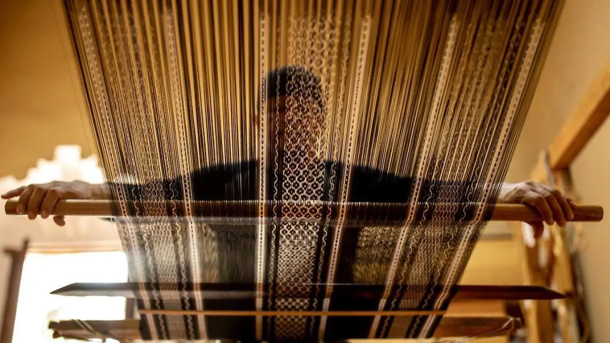 okEl diseño se determina por medio de amarres y desamarres, teñidos y desteñidos