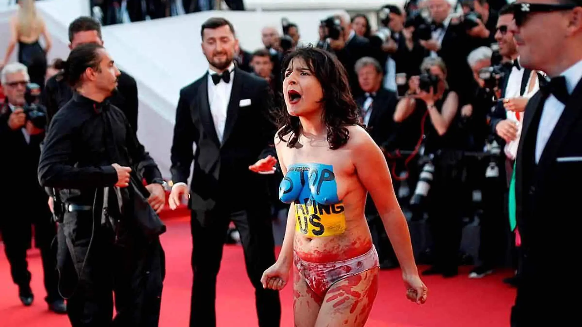 activista-protesta-durante-alfombra-roja-de-Cannes