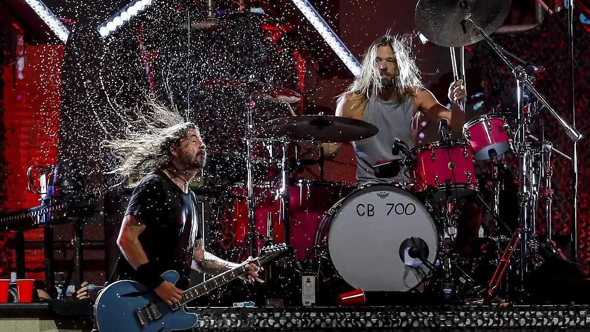 Taylor Hawkins y Dave Grohl con Foo Fighters