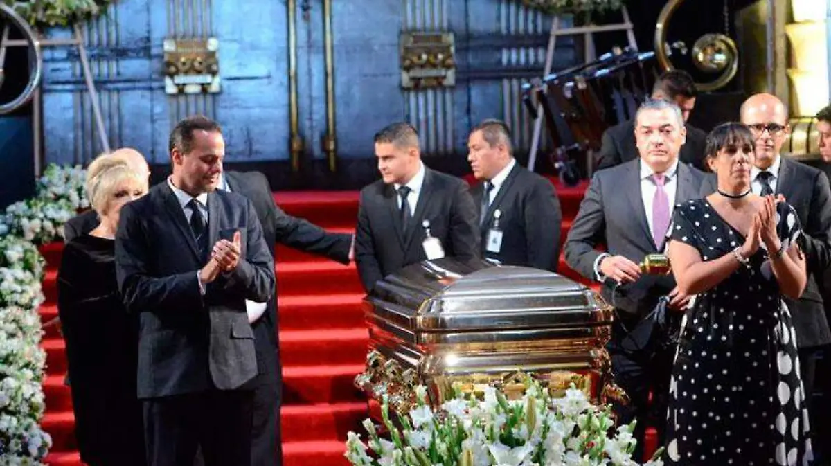Jose-Jose_ataud_hijos_homenaje