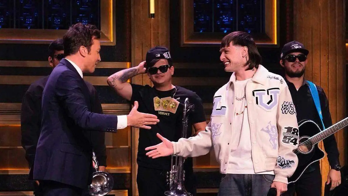 Peso Pluma hace historia en show de Jimmy Fallon con Ella baila sola (Video)