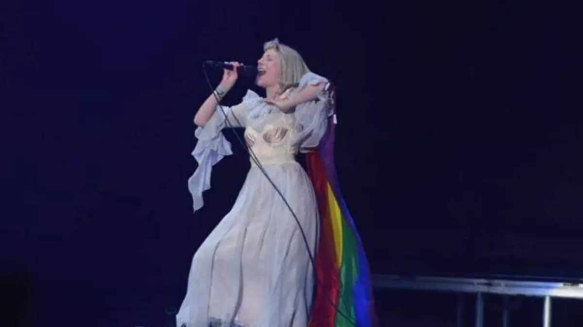 Aurora hace un llamado al amor en el Corona Capital