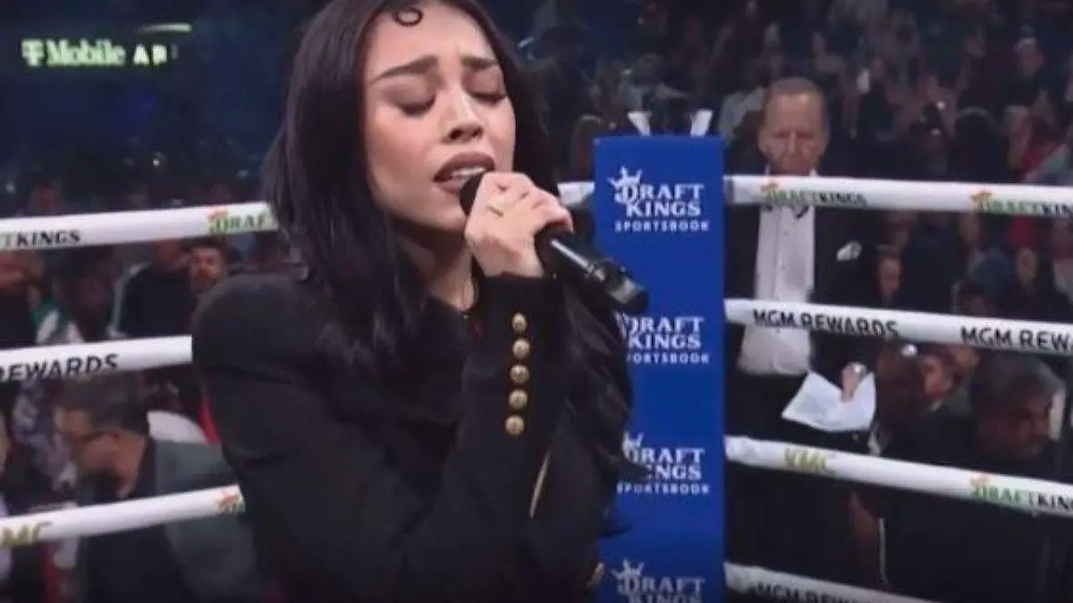 Danna Paola cantando Himno Nacionañ