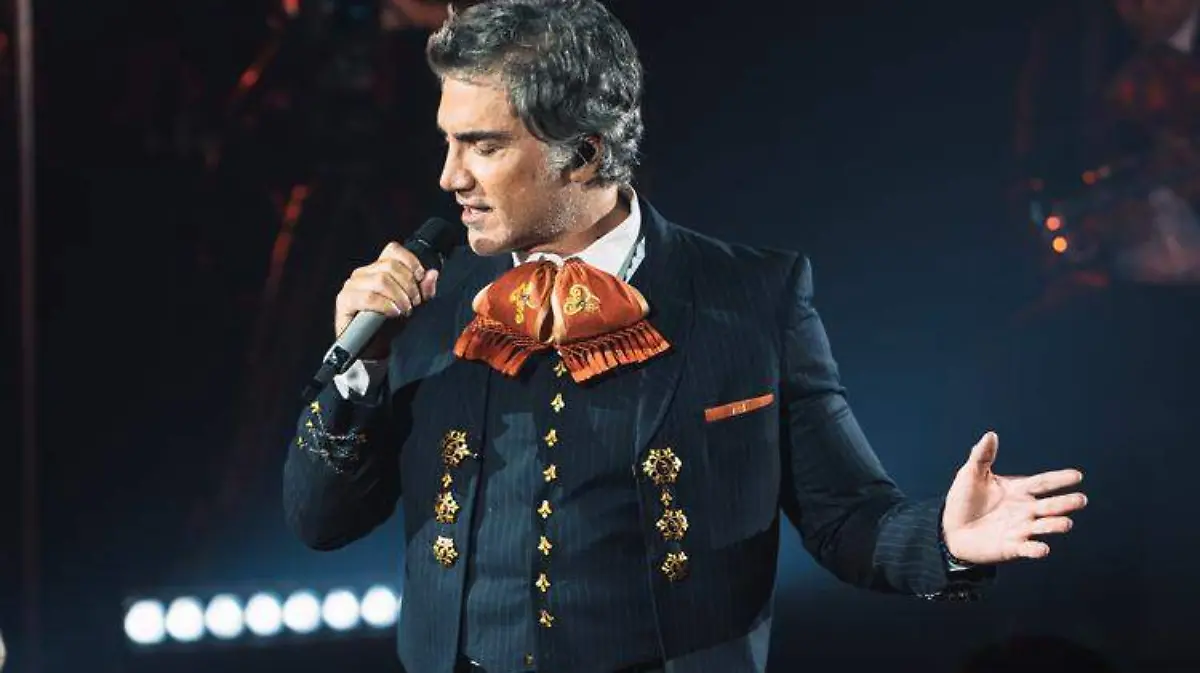 Alejandro Fernández dedica serenata a México y a su padre