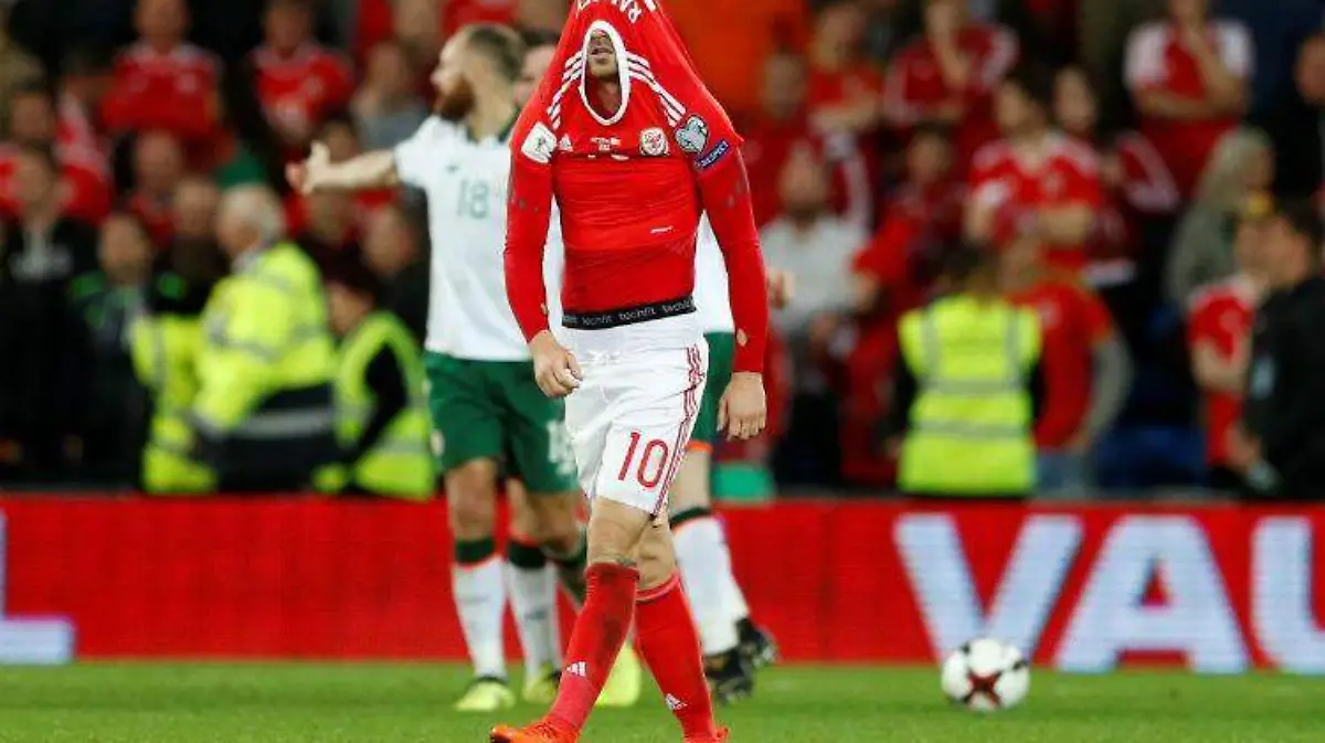 2017-10-09T204253Z_1147674850_RC16D92C1F20_RTRMADP_3_SOCCER-WORLDCUP-WAL-IRL