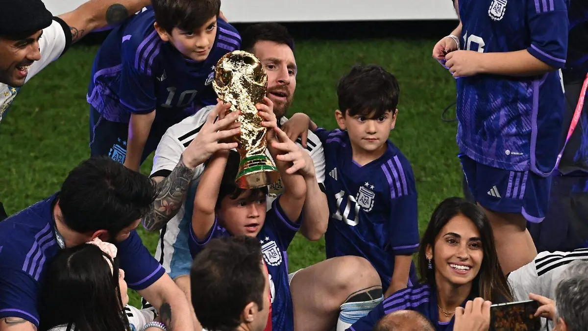 Messi rodeado de sus hijos