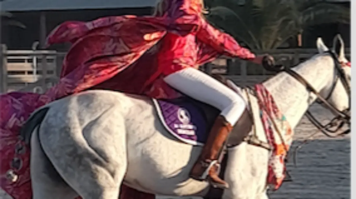 Jugadoras polistas portaron las piezas de Pineda Covalín a caballo / Foto Gerardo León