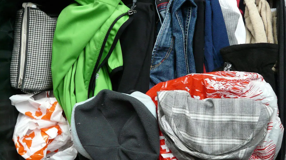 Enrollar los jeans y la ropa menos delicada es una buena opción / Foto cortesía Pixabay