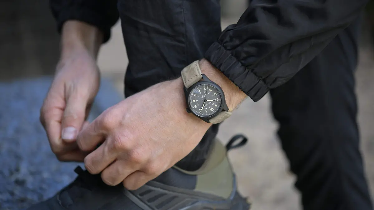 Hamilton Khaki Field Titanium_H70215880_Lifestyle 2