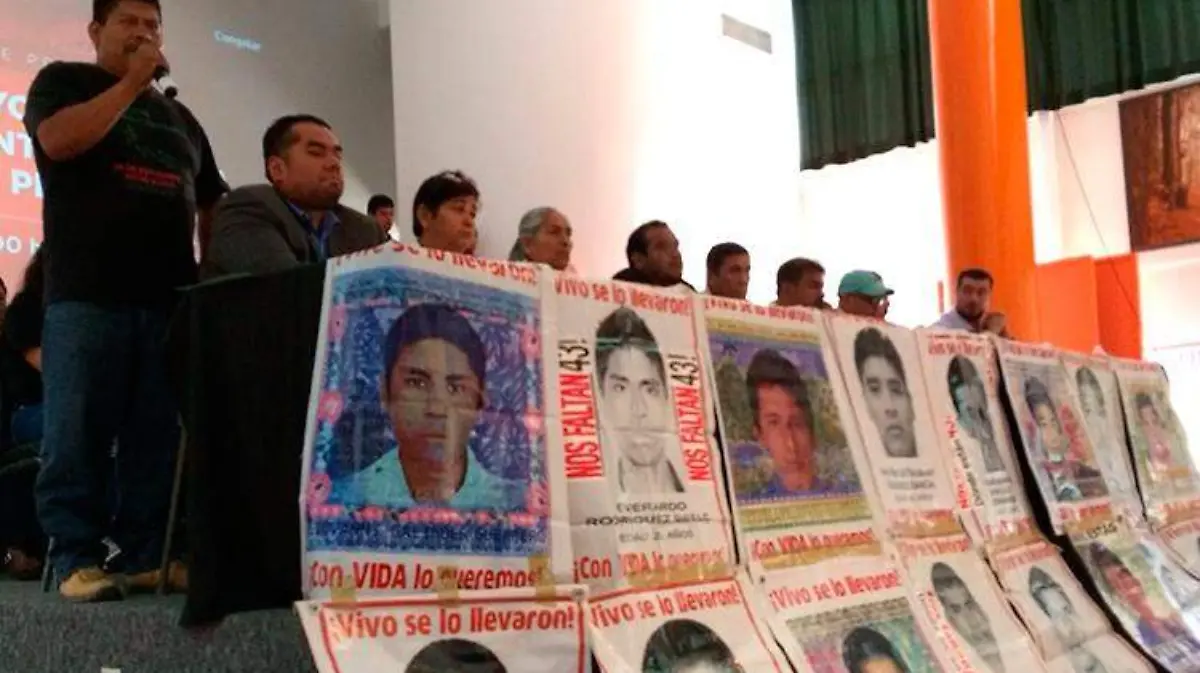padres-ayotzinapa-amlo