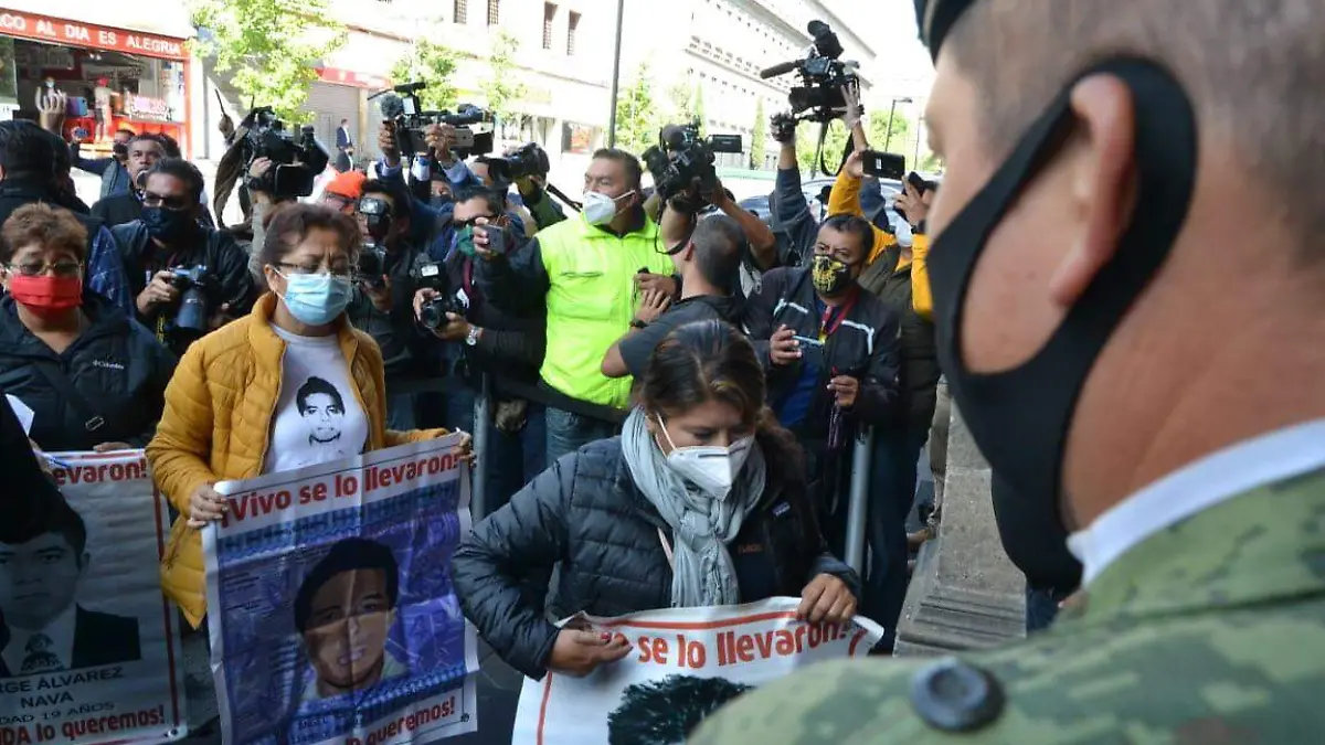 padres 43  normalistas