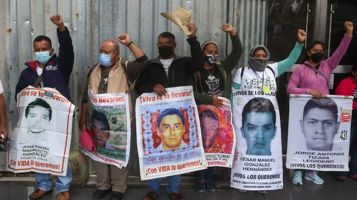 Padres de normalistas exigen justicia 