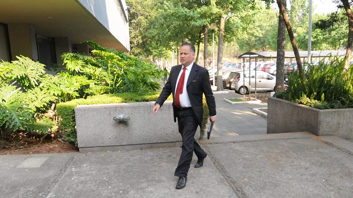 SANTIAGO NIETO alejandro aguilar(3)