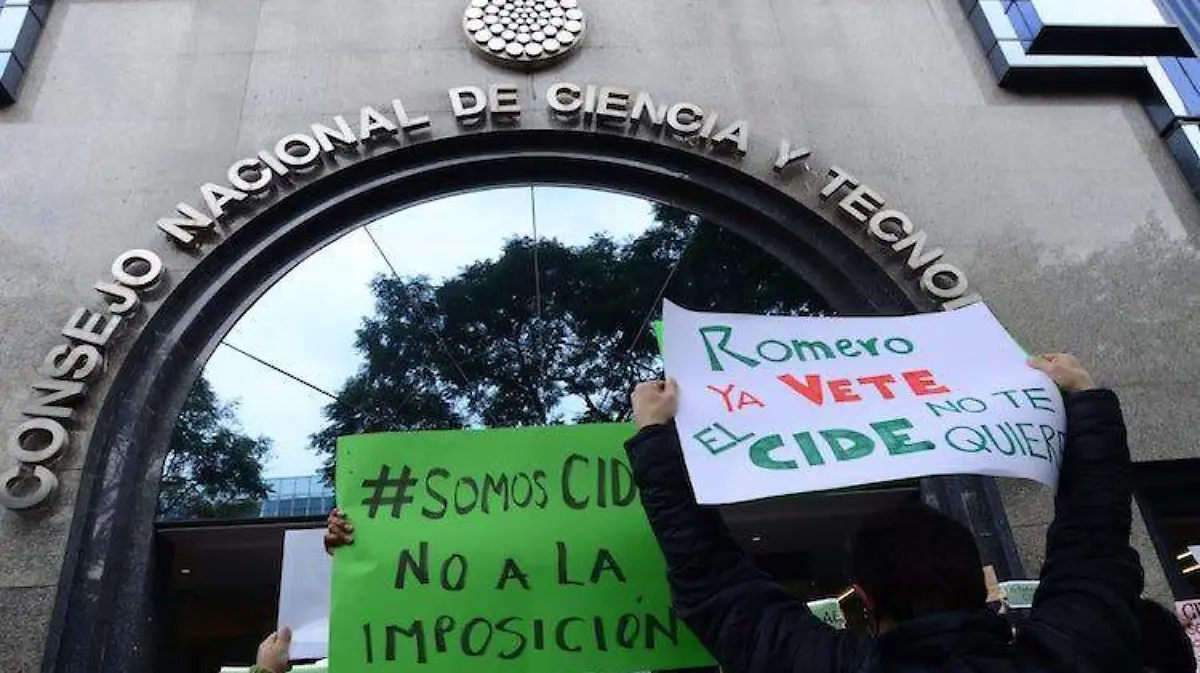 Estudiantes del CIDE se reúnen con autoridades del Conacyt