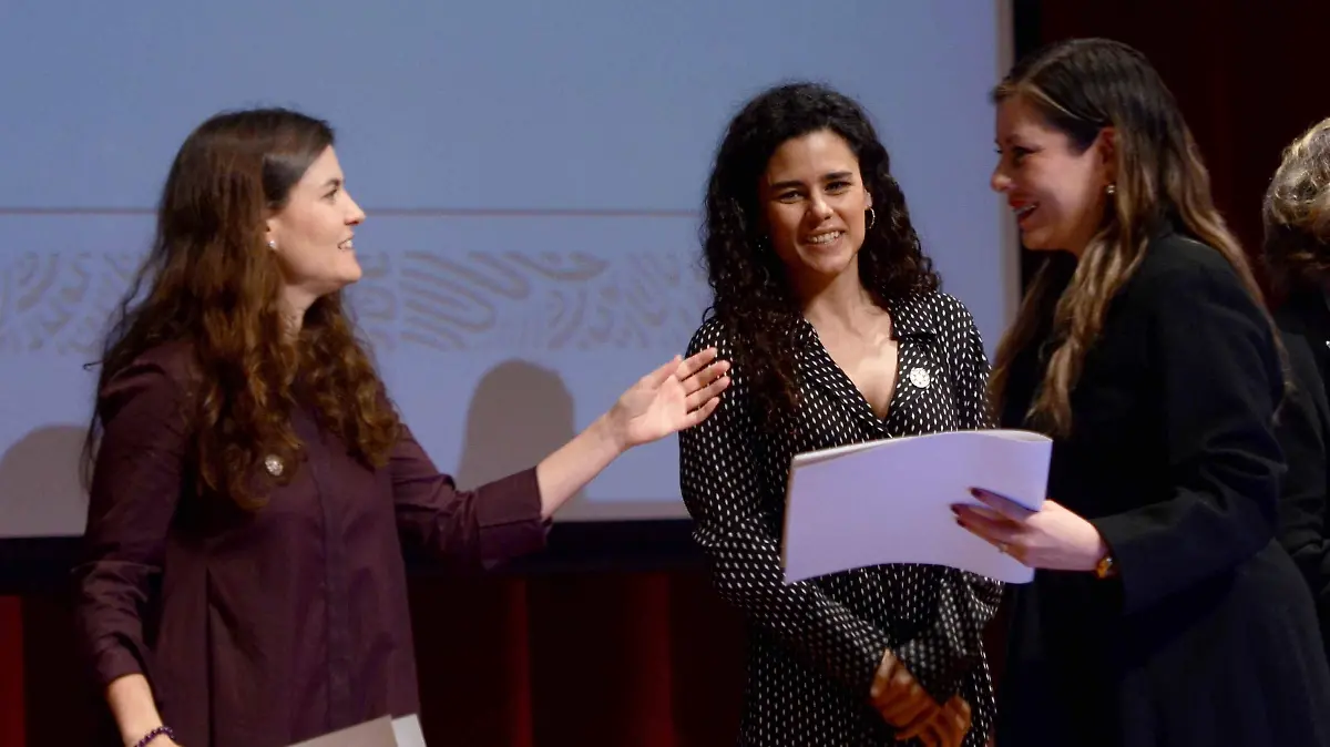 Luisa María Alcalde Entega certificados.. Daniel Galeana_(11)