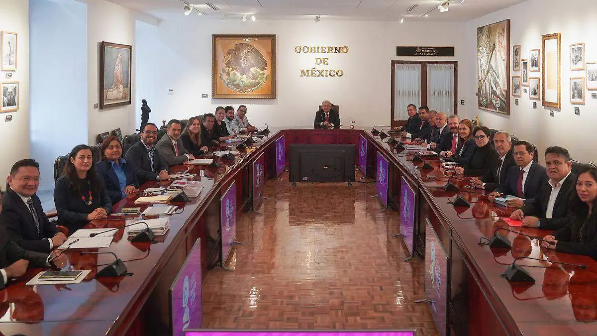 AMLO se reúne en palacio nacional con cancillería