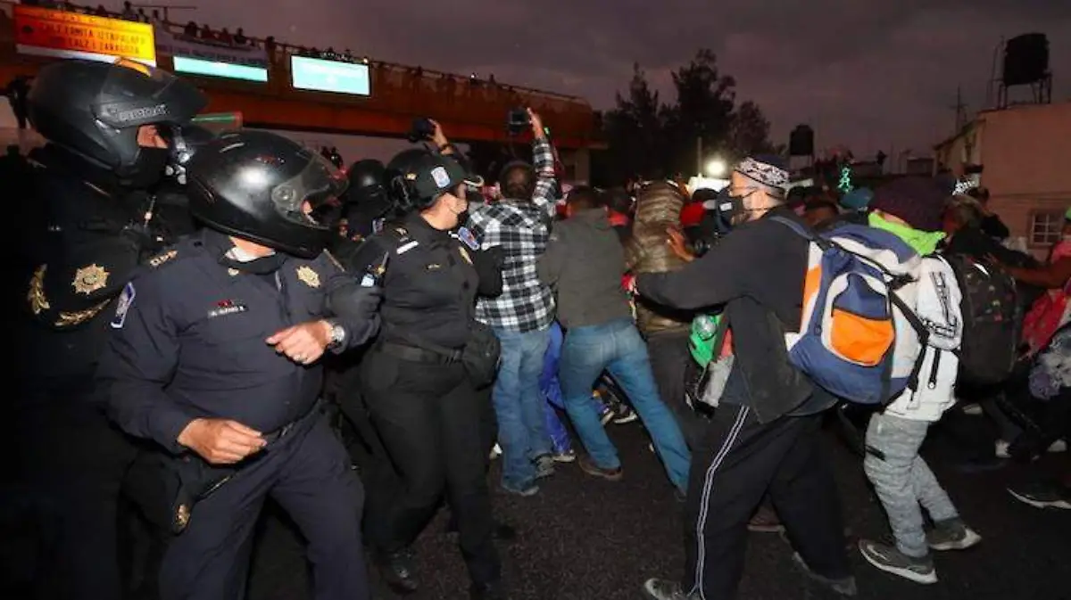Migrantes se enfrentan con elementos de la SSC