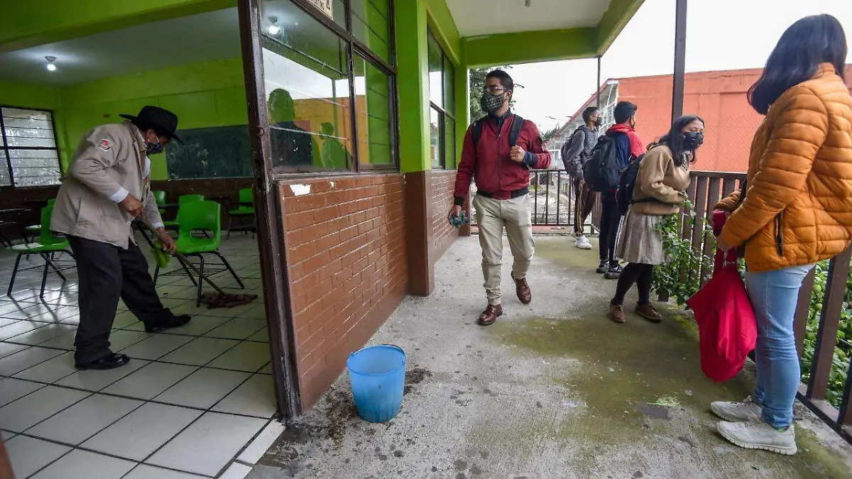 padres limpian escuelas para regreso a clases presenciales