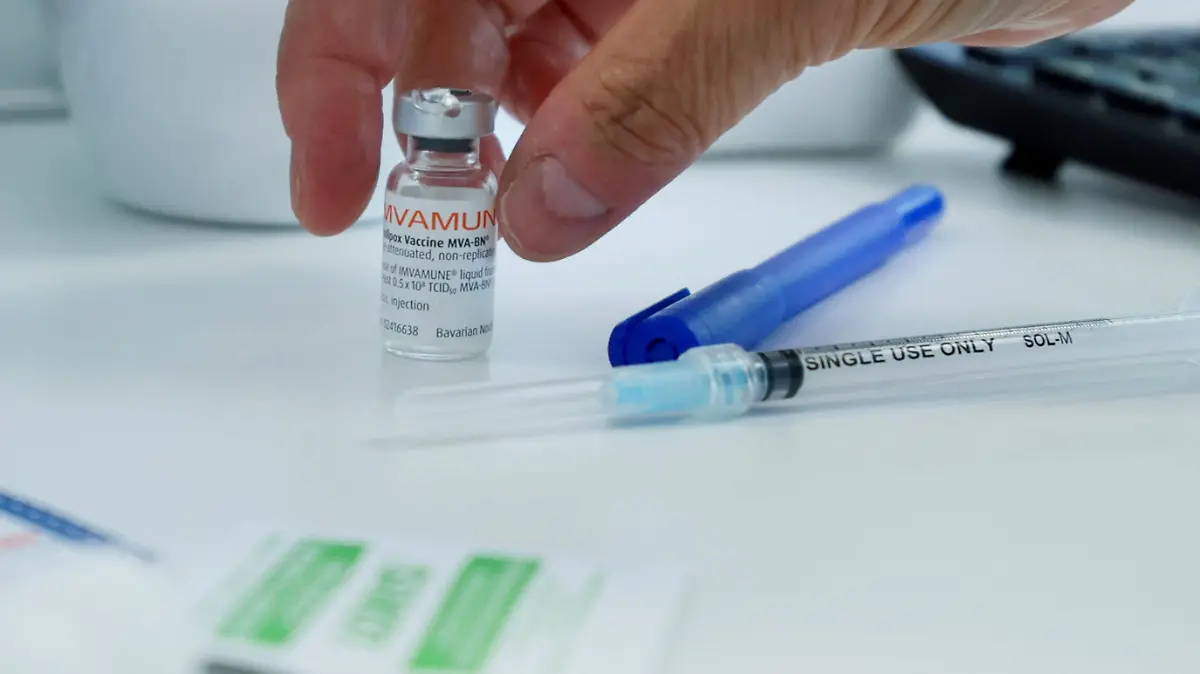 2022-07-08T140629Z_650375626_RC2GMU9TGMQF_RTRMADP_3_HEALTH-MONKEYPOX-FRANCE
