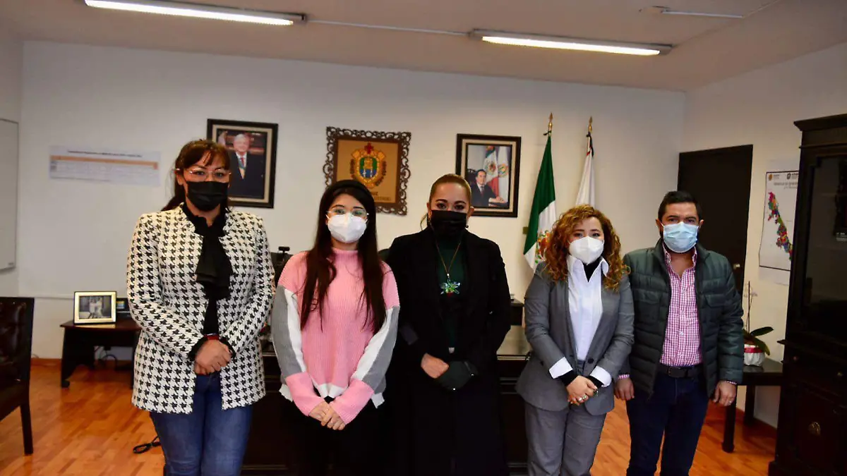 35.- Perla Romero con secretaria del trabajo