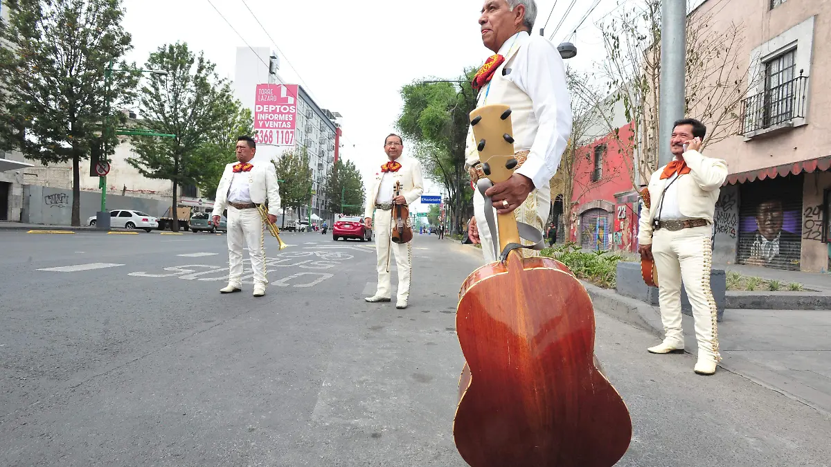MARIACHIS SIN TRABAJO-089