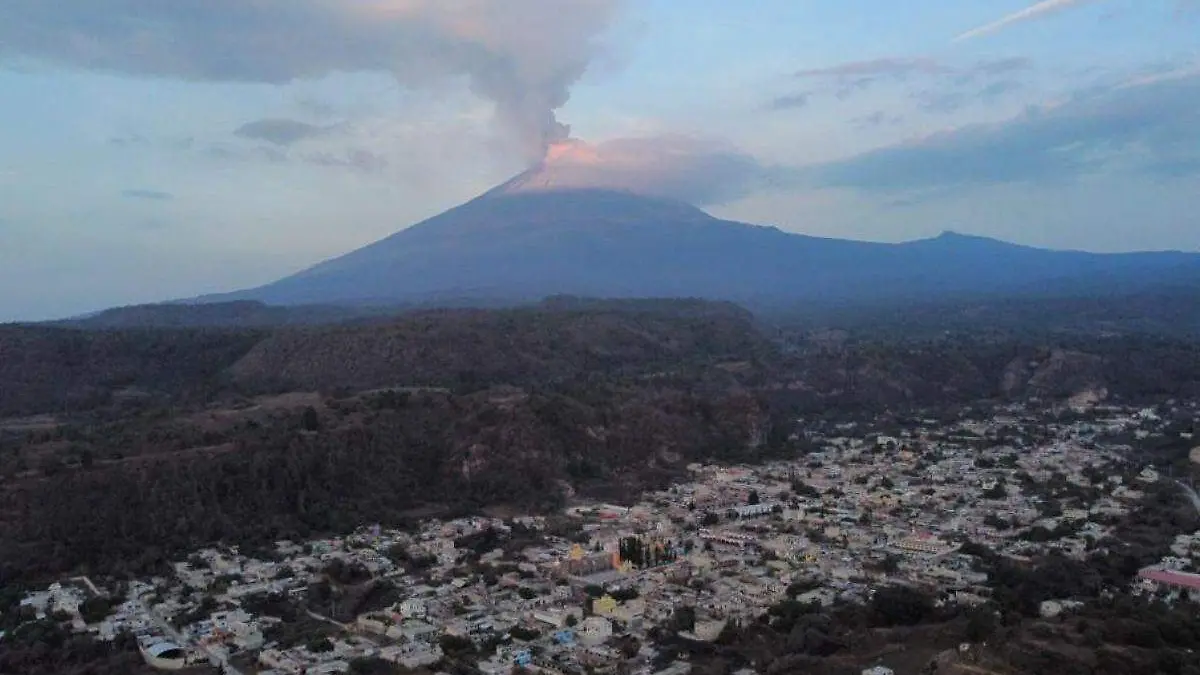 Popocatépetl registra ligera actividad este domingo