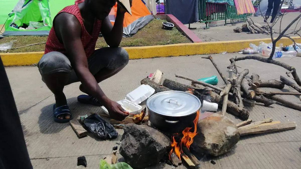 collage-Migrantes comen huesos y se bañan en la lluvia en estación migratoria de Chiapas (2)