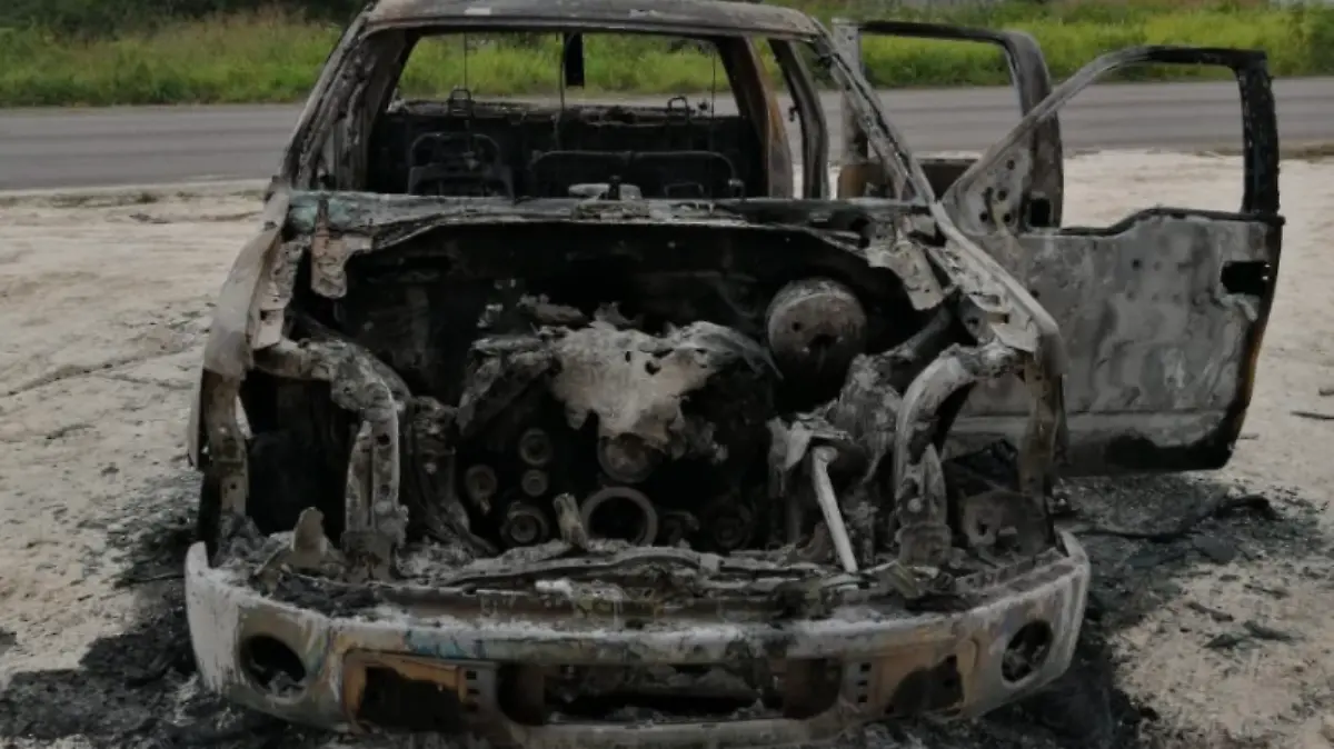 Incendian camioneta de coordinador de RSP en Chetumal Manuel Manzo Méndez  cortesia