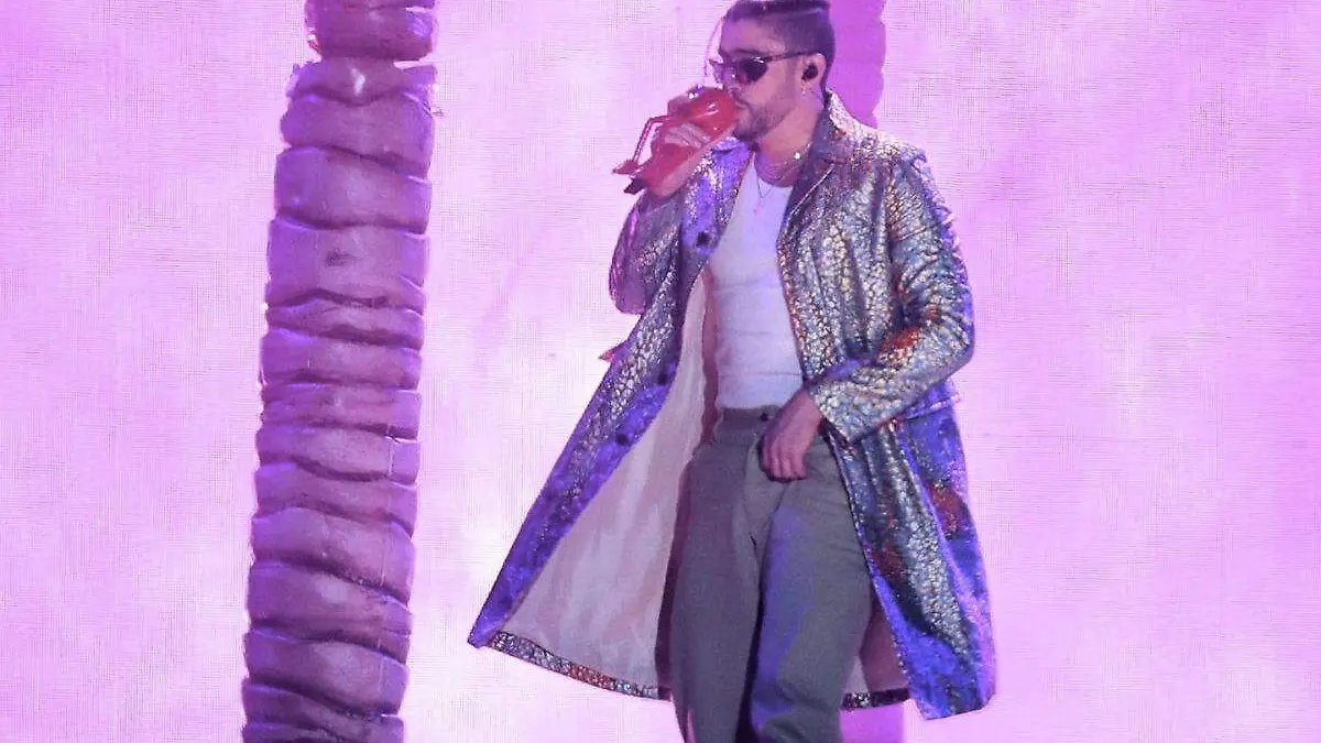 Bad Bunny, envuelto en polémica por lanzar el teléfono de una fan que lo grababa