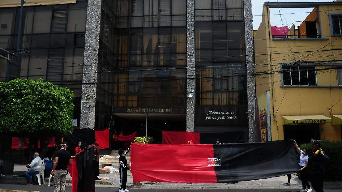 Huelguistas del PRD amagan con desangrarse 
