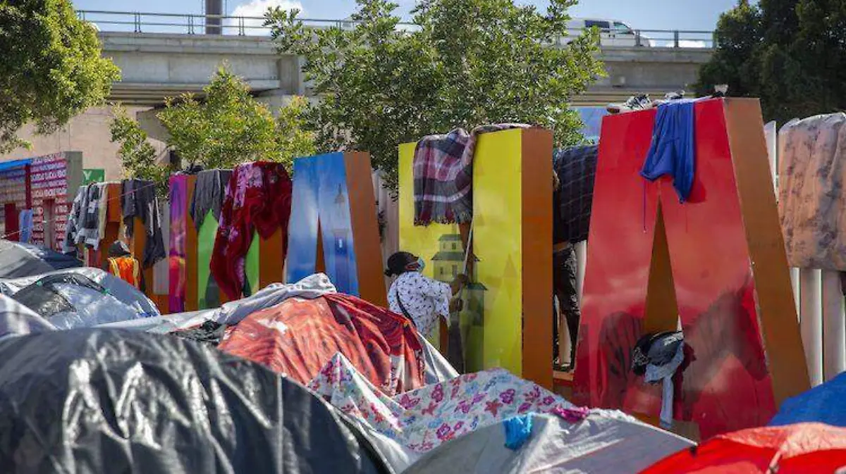 Migrantes enfrentan malas condiciones de vida a la espera de recibir asilo en EU