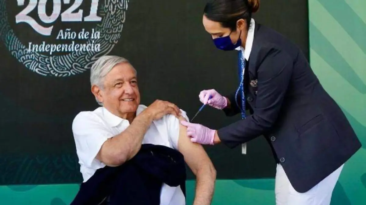 AMLO recibe dosis de refuerzo de vacuna