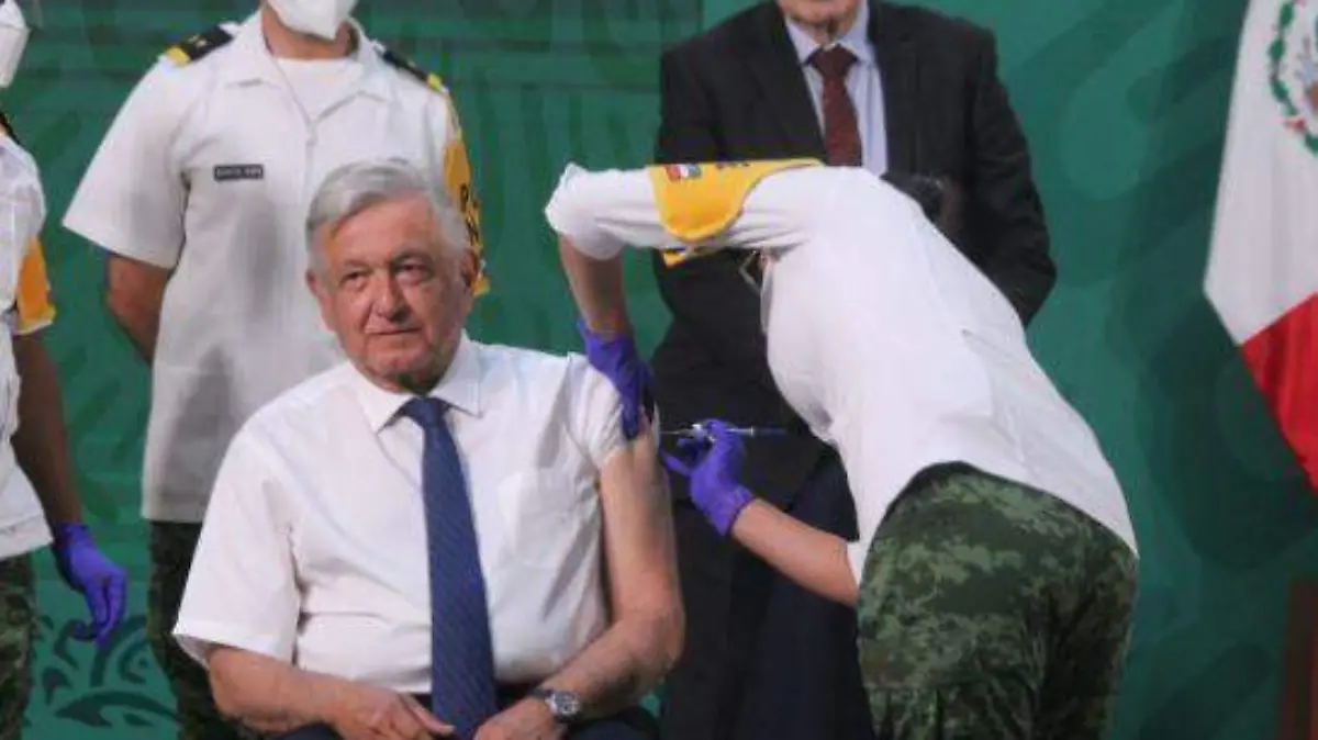 AMLO recibe vacuna anticovid