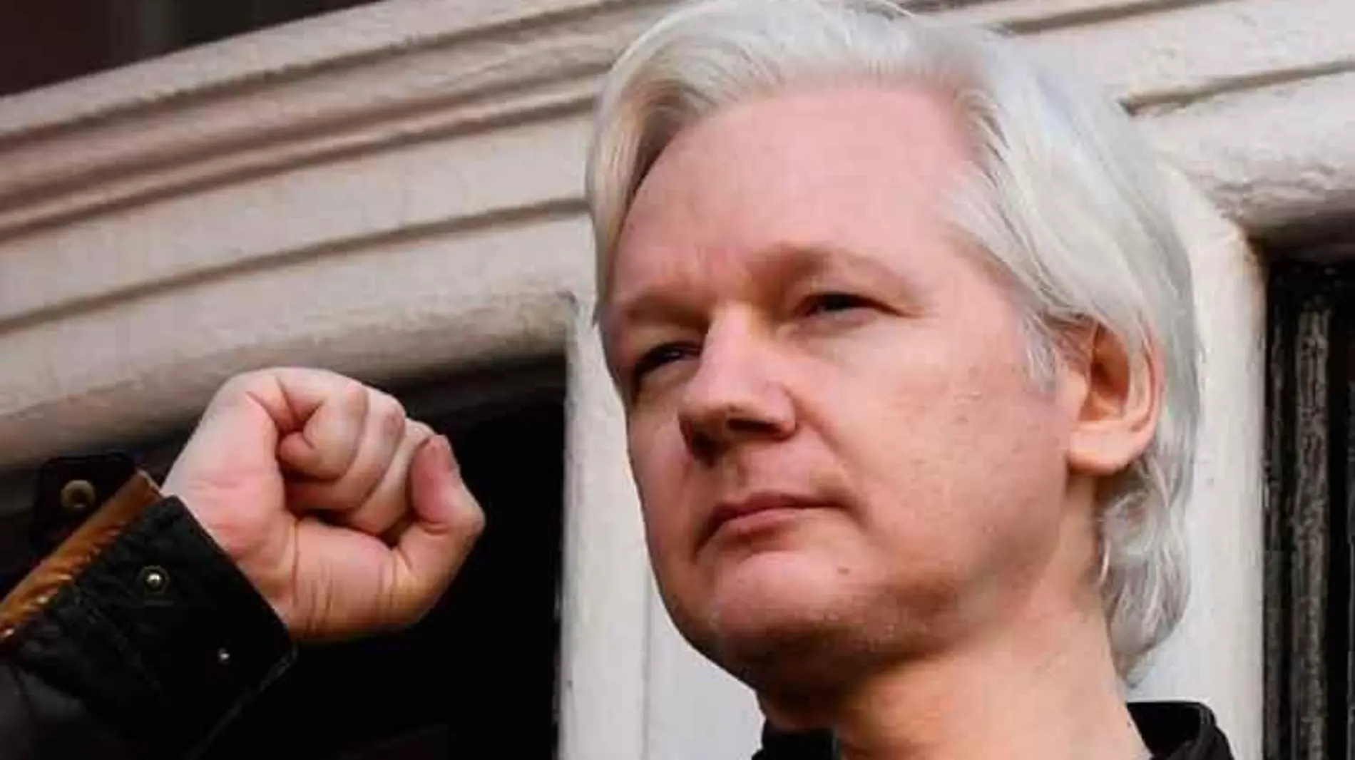 Julian-Assange-696x392