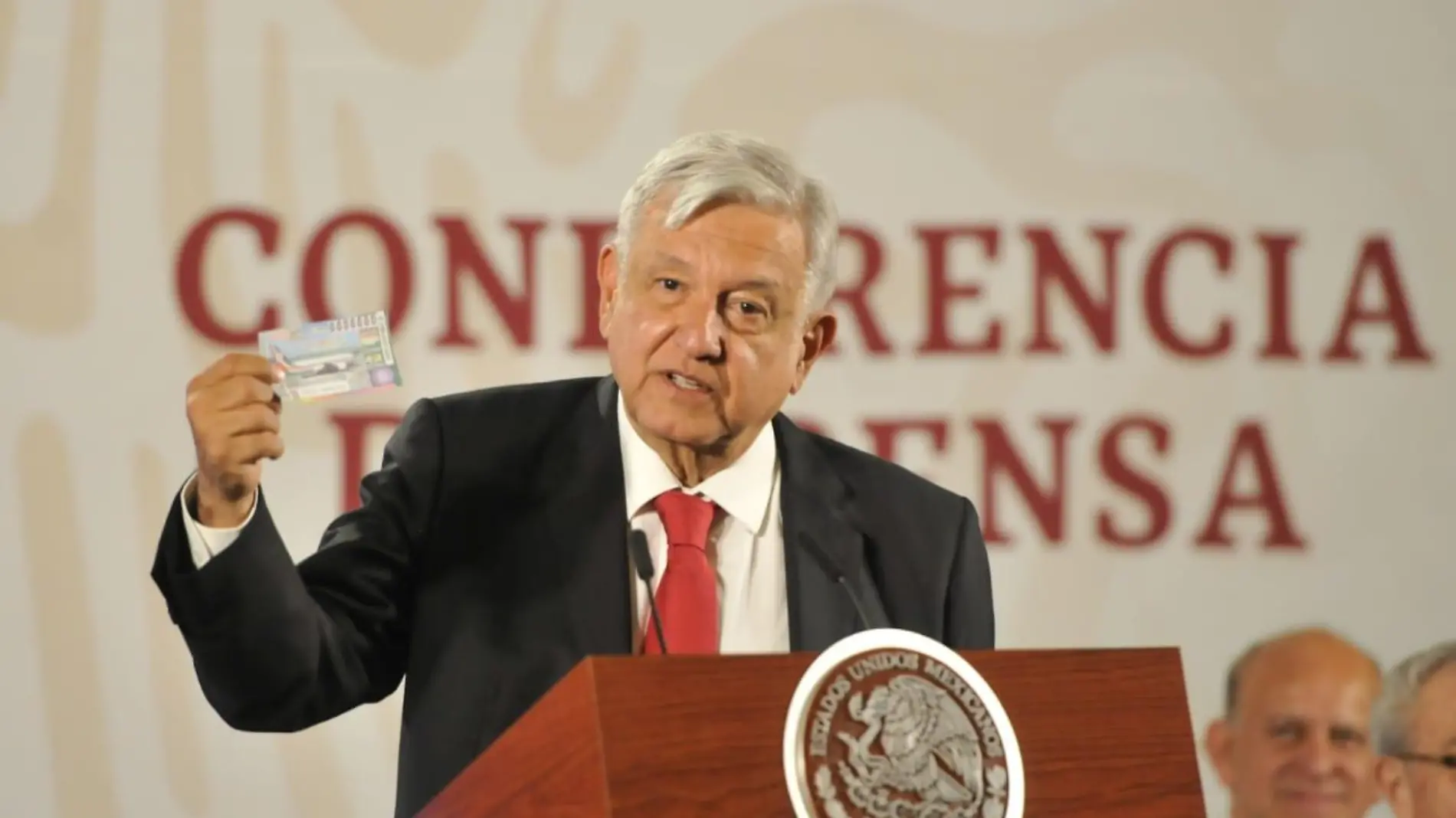 amlo-cahcito-donación-mañanera-danielH