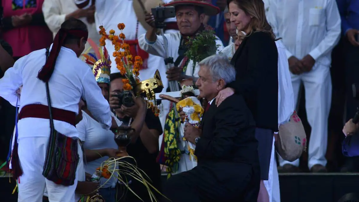 amlo-arrodillado-daniel-1