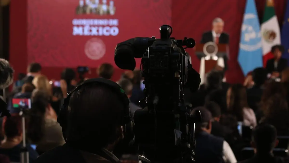 medios-confe-amlo-robertoh