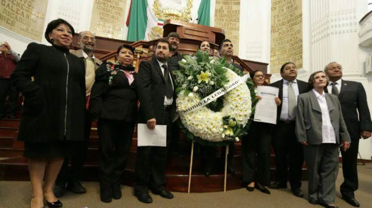 morena-ALDF-ROBERTO HERNÁNDEZ