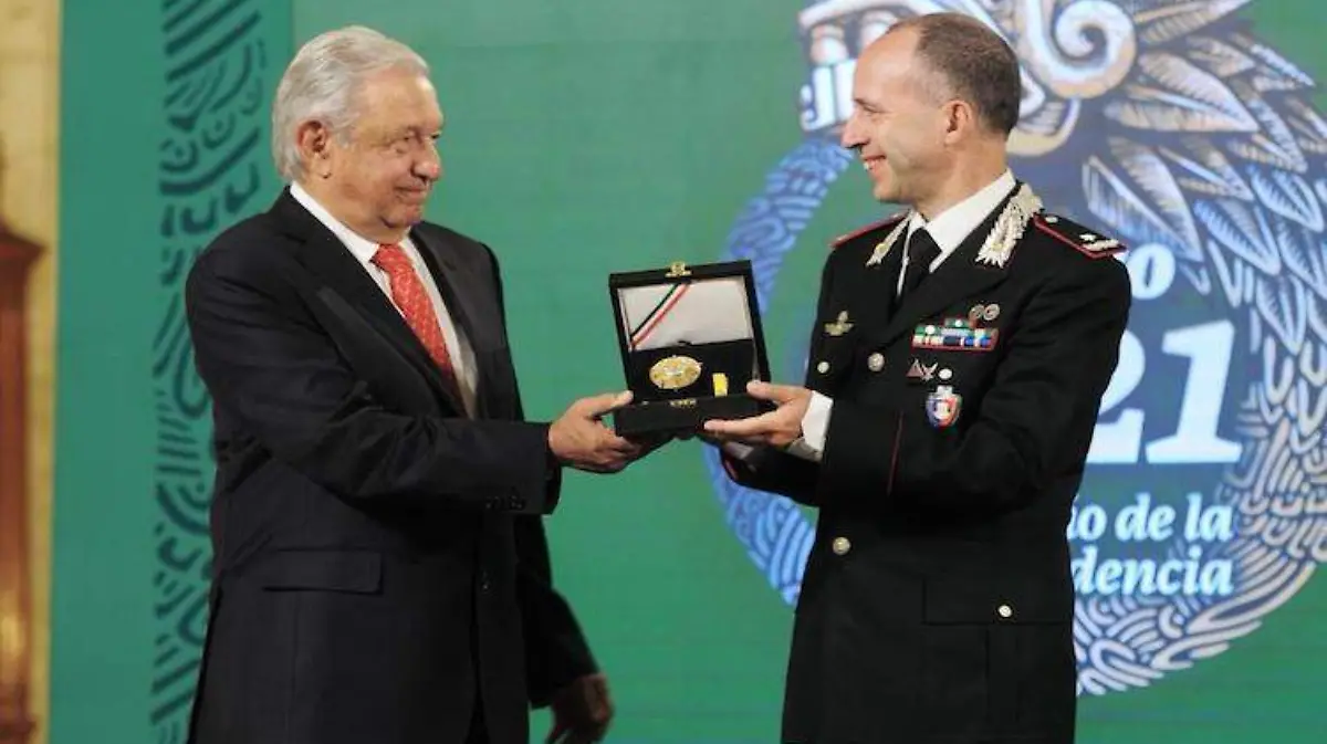 Condecoran con Orden del Águila Azteca a general italiano