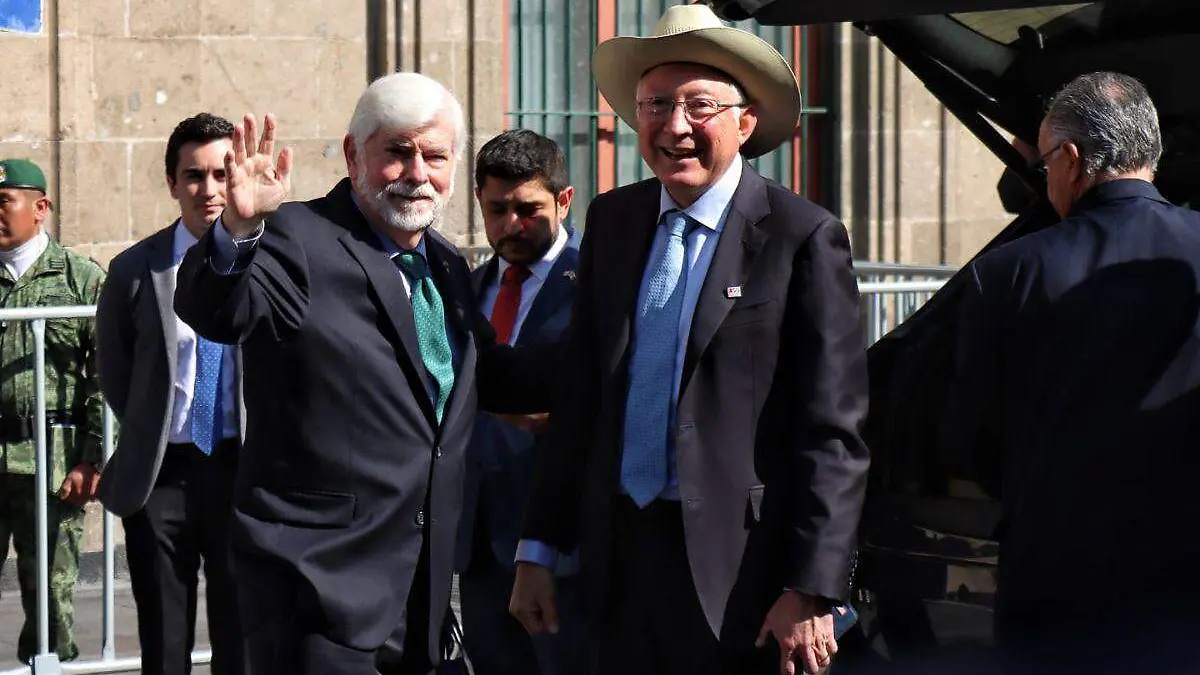 Christopher J. Dodd y Ken Salazar