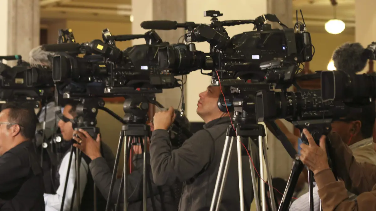PERIODISTAS robeerto hernandez  (2)