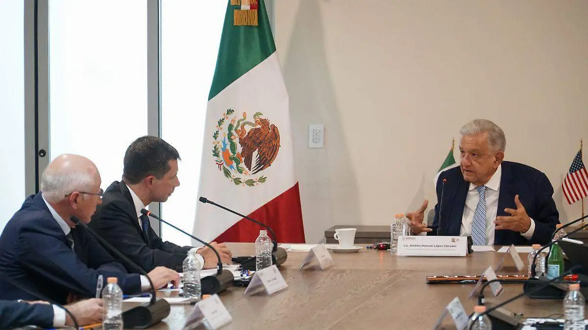 AMLO se reúne en el AIFA con el secretario de Transporte de EU