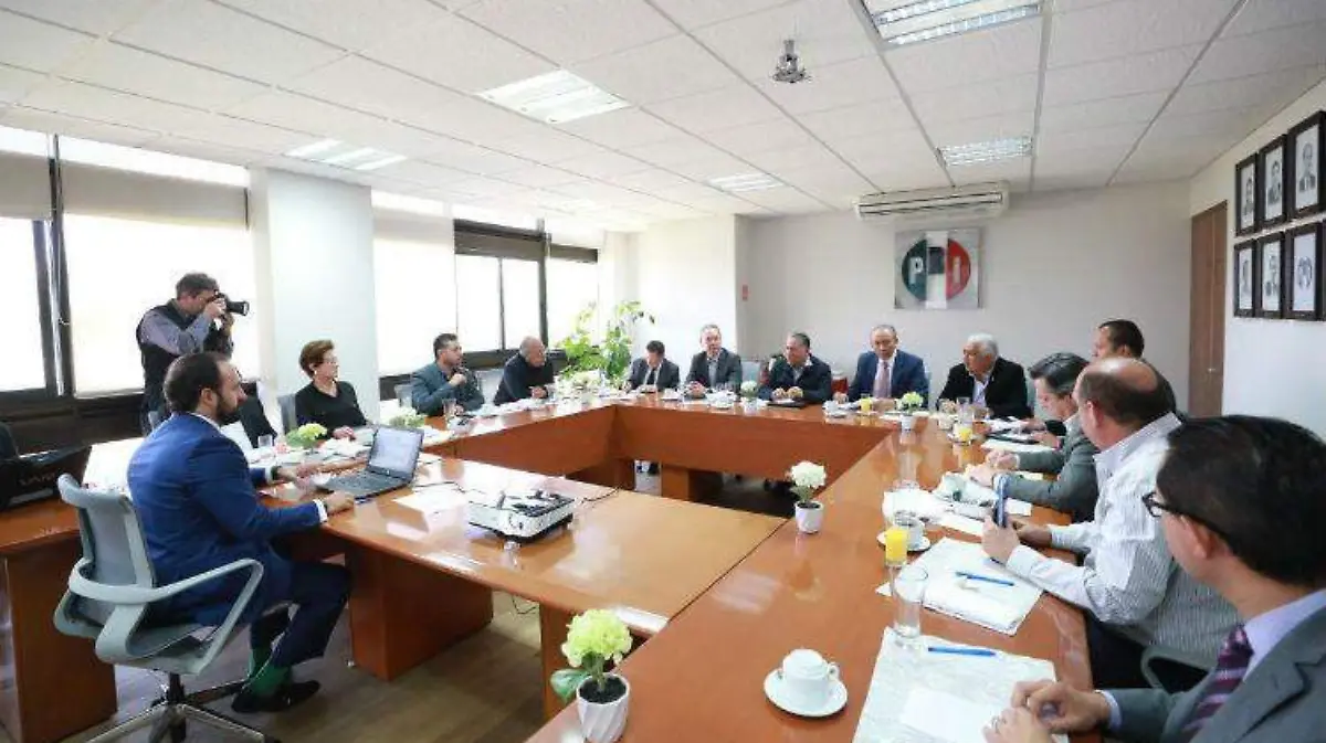 reunion pri eleccion 1 sep CARLOS LARA