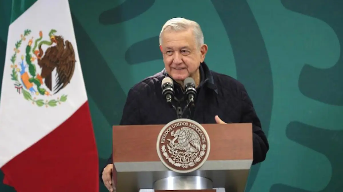 AMLO promete construir hospital del IMSS en terreno de refinería fallida de Calderón