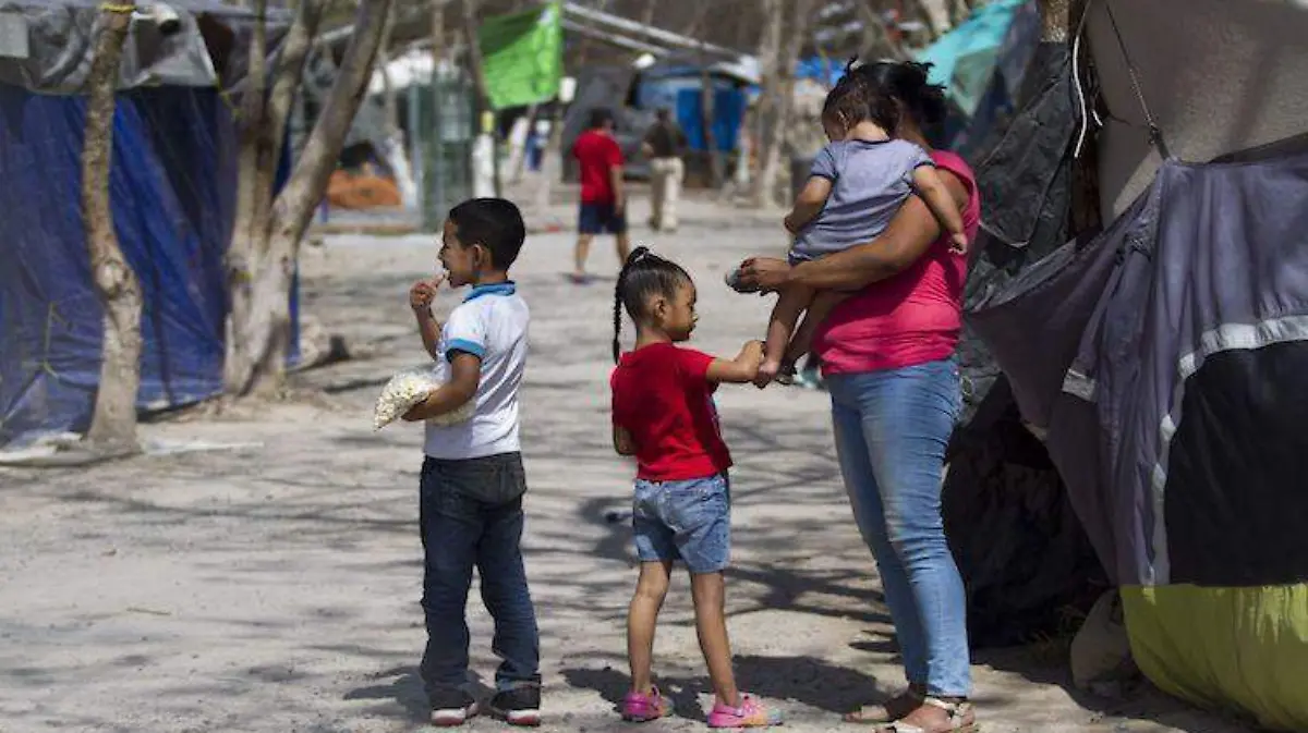 Cientos de migrantes esperan en México para solicitar asilo en EU