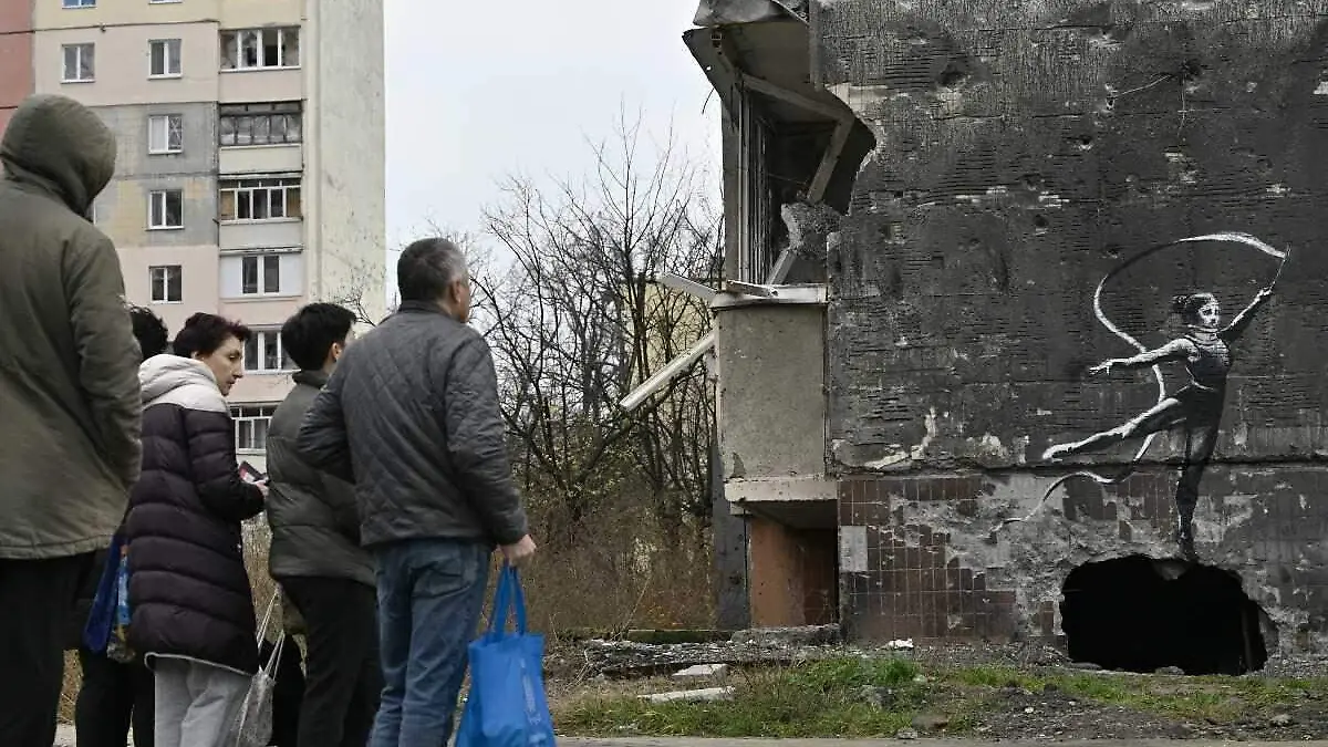 Banksy pinta graffiti en edificio de Ucrania_2